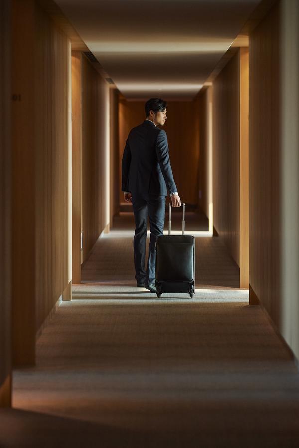 Отель Silks Club Гаосюн Экстерьер фото A business traveller with a suitcase