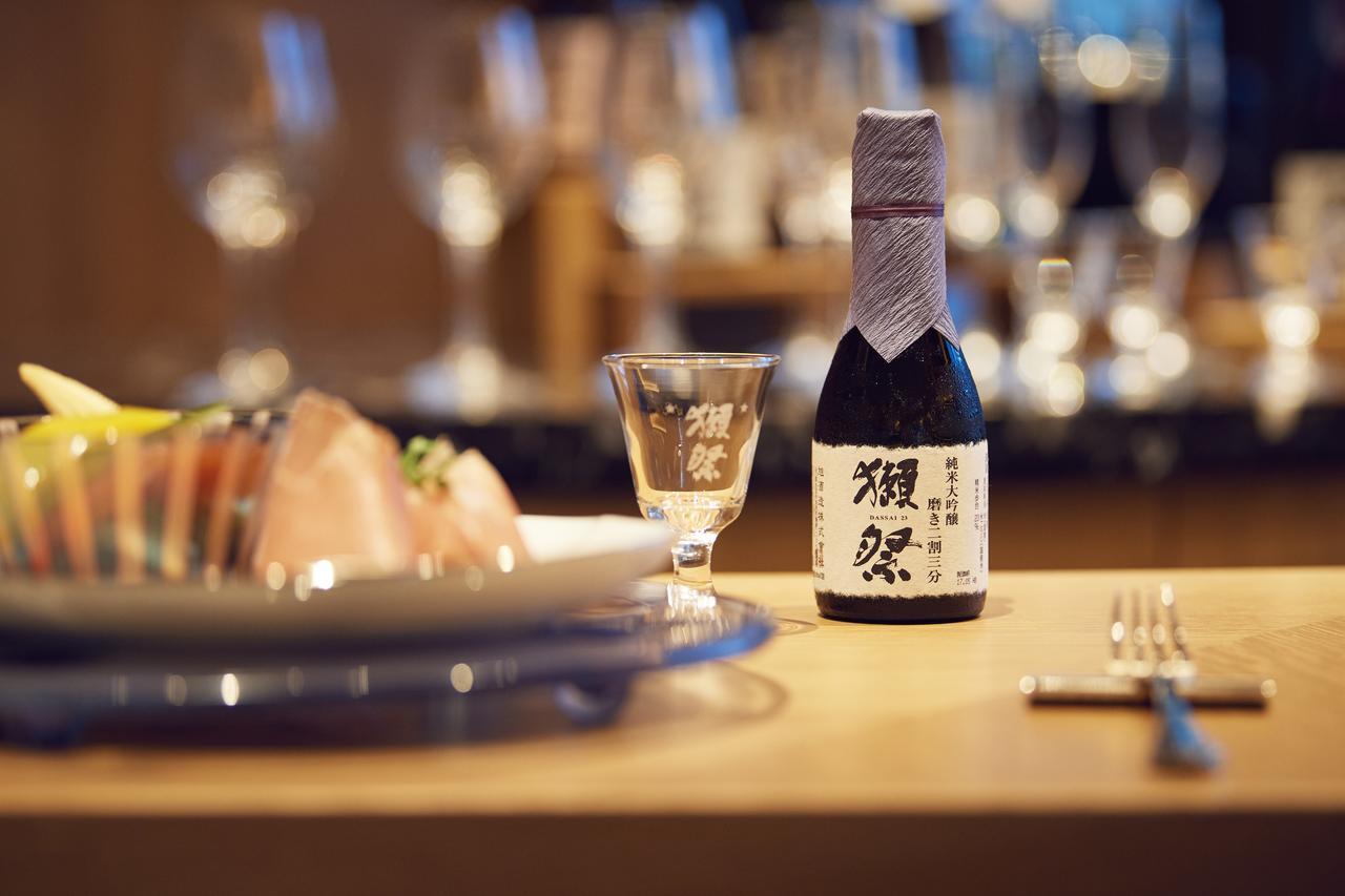Отель Silks Club Гаосюн Экстерьер фото A bottle of awamori