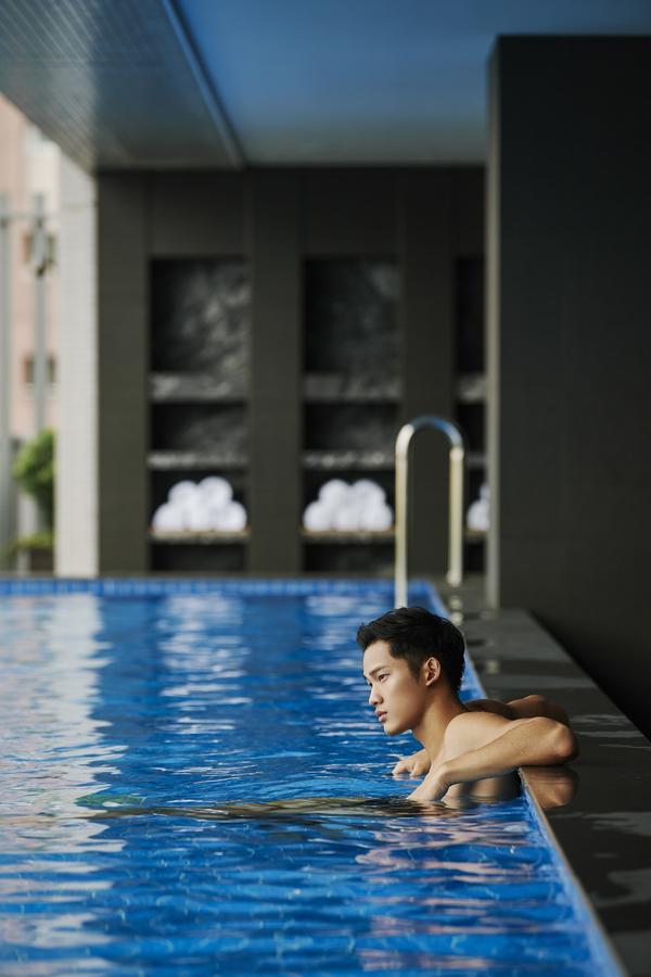 Отель Silks Club Гаосюн Экстерьер фото A man swimming in a pool