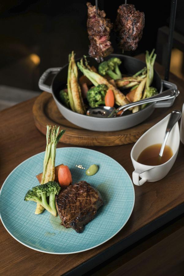 Отель Silks Club Гаосюн Экстерьер фото A steak with vegetables